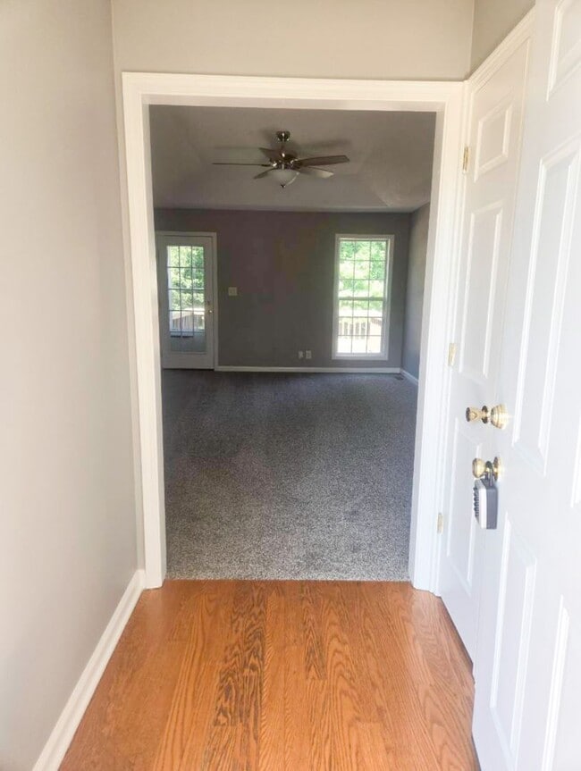 Building Photo - 3 Bedroom 2 Bathroom Home