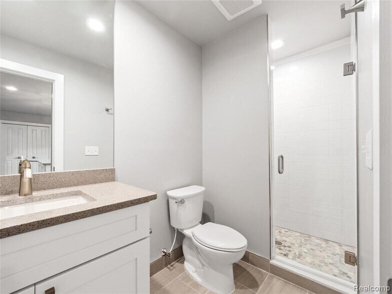 Building Photo - 662 Purdy St