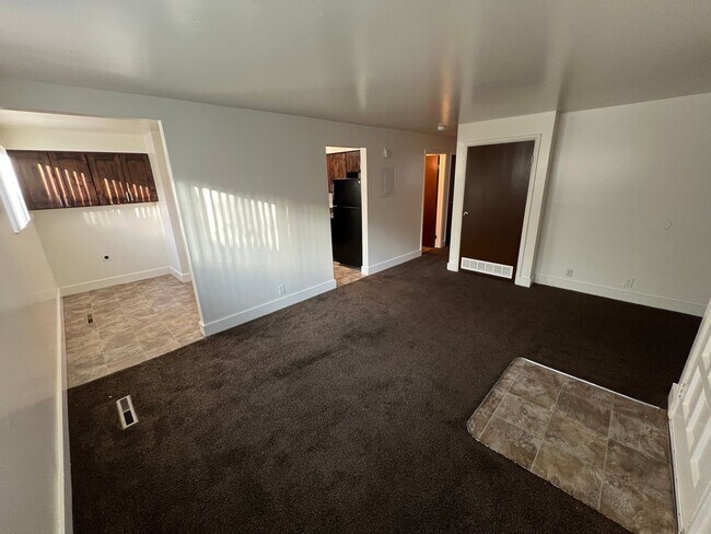 Building Photo - 2 Bed 1 bath Apartment close to downtown