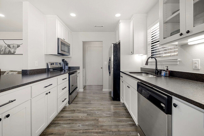 Building Photo - 3028 N Malinda Dr