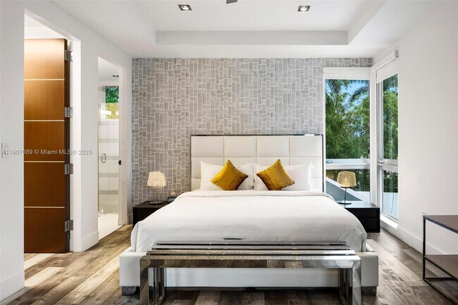 Building Photo - 300 Royal Plaza Dr