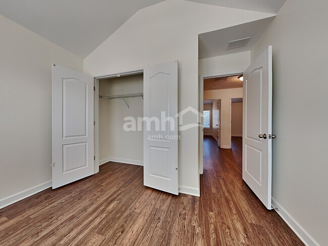 Building Photo - 532 Lateleaf Dr