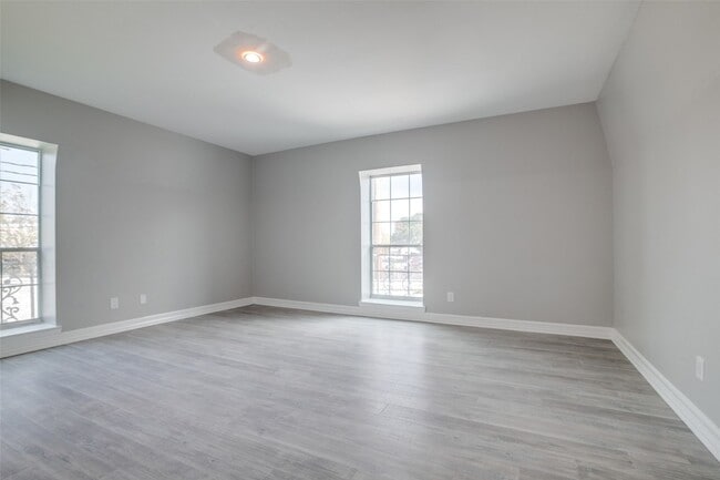 Building Photo - 9025 Rue Cambon St