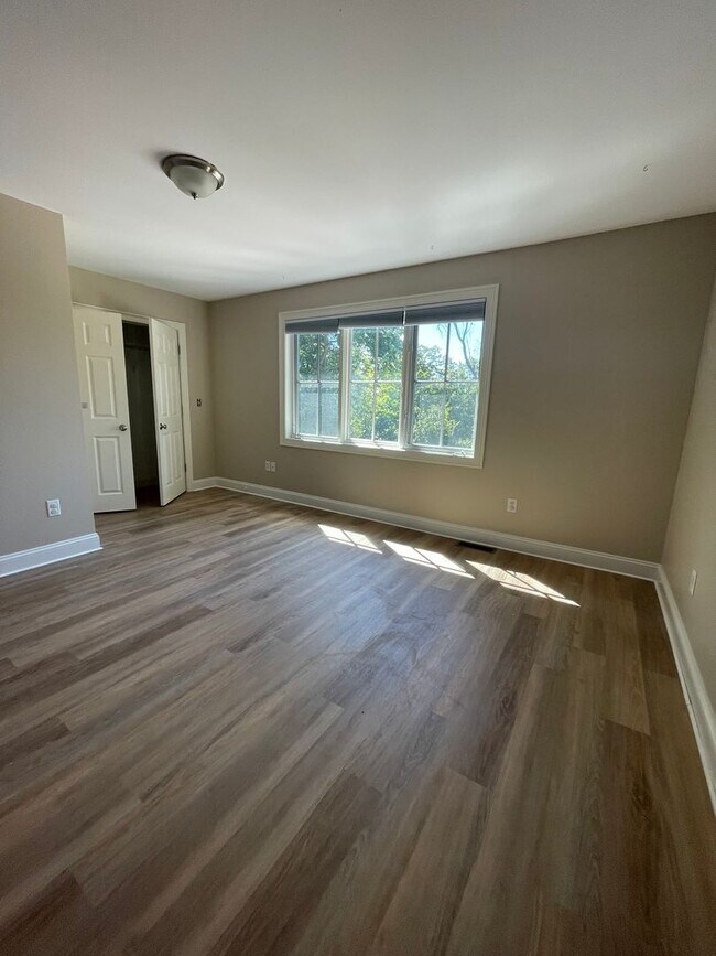 Building Photo - 12 Dame St