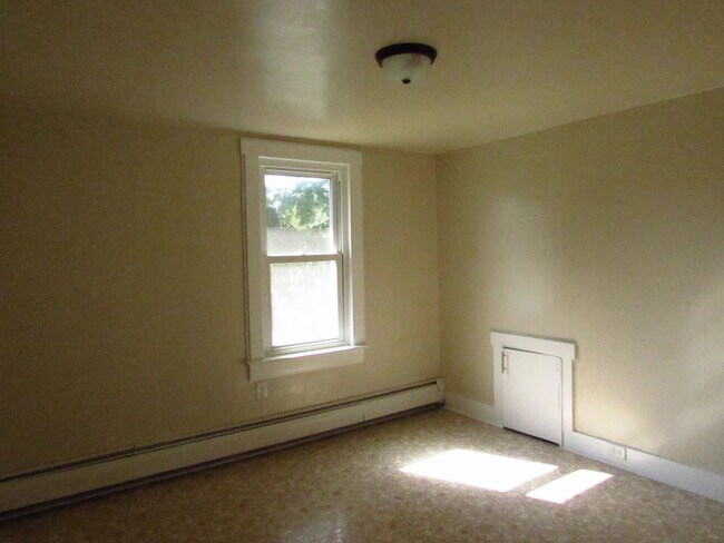 Building Photo - Home in the Country with Laundry Connections!