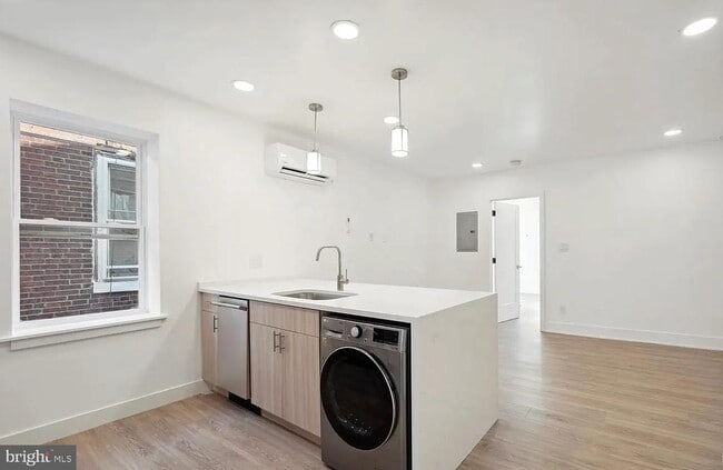 Building Photo - 5043 Spruce St