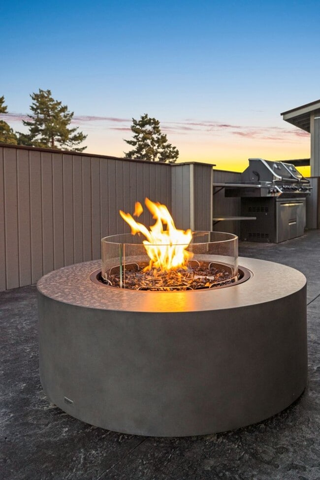 Building Photo - Pet friendly 2 bed 2 bath (ensuite) in ful...