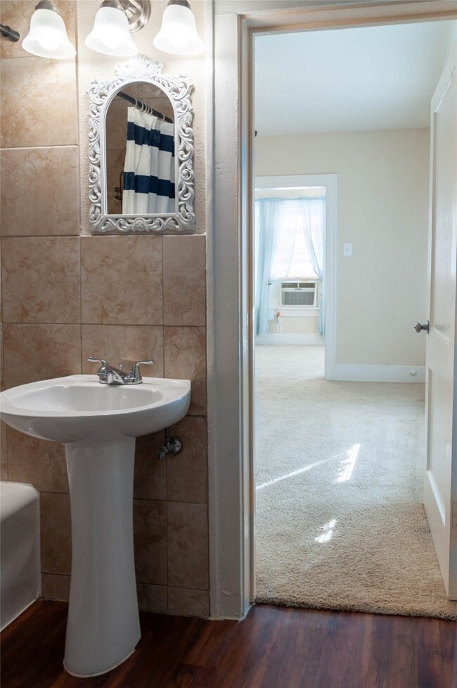 Building Photo - 405 W Clay St