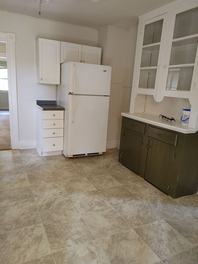 Building Photo - EDGEWOOD 2 BEDROOM RANCHER