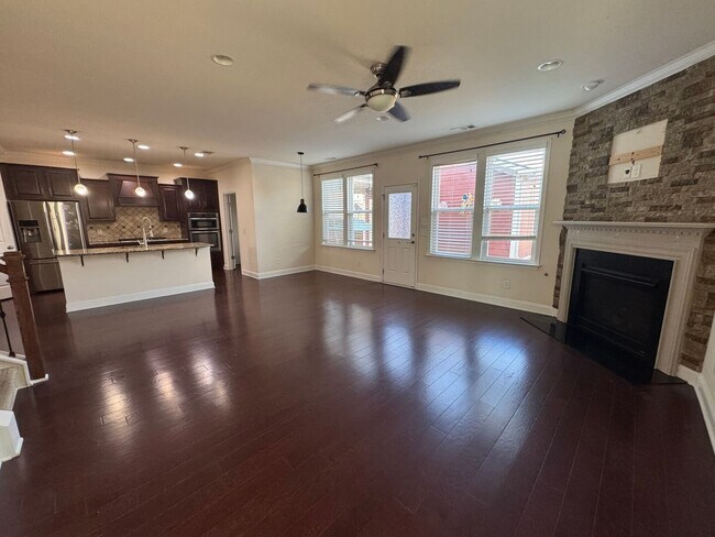 Building Photo - Your Franklin dream rental is here—4 bedrooms, a huge bonus, two en-suites, and an unbeatable loc...