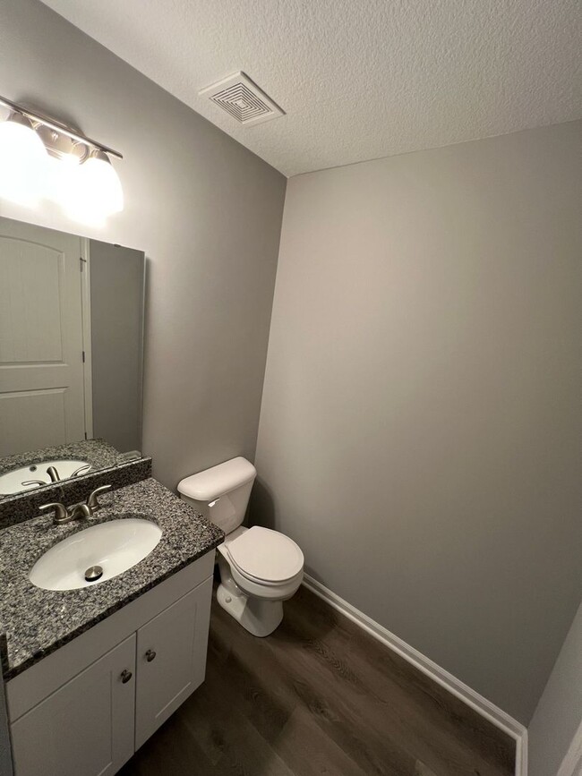 Building Photo - Beautiful 3/2.5 Duplex in Blue Springs!