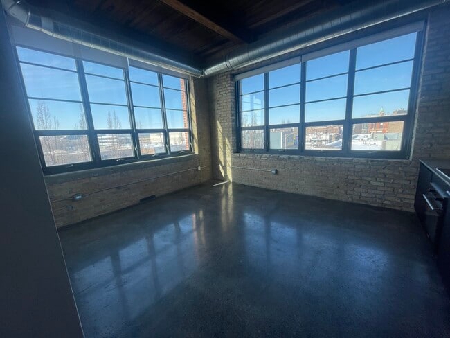 Building Photo - 2061 N Southport Ave