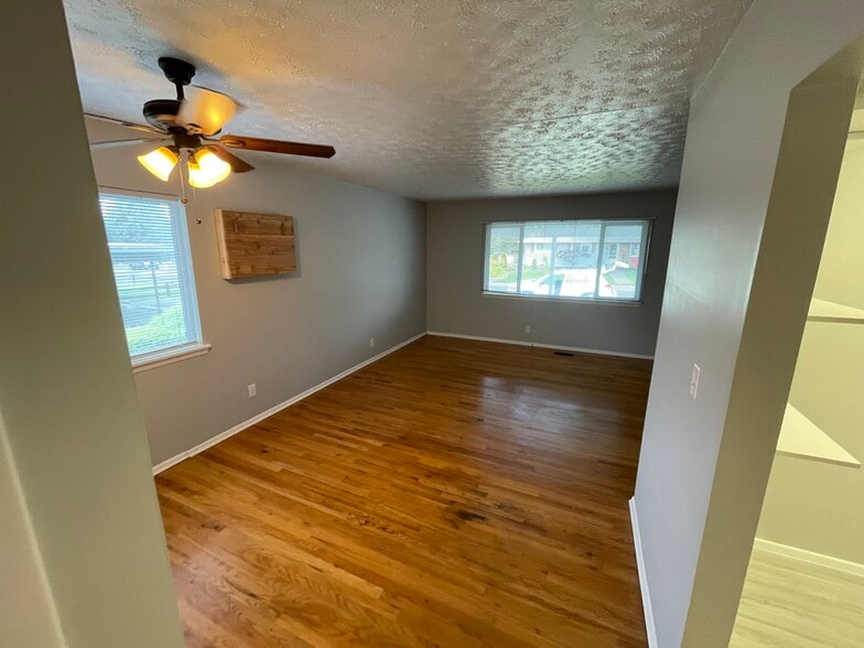 Upstairs Living Room 3 - 3011 N Stout Rd