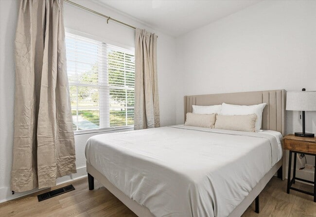 Building Photo - 643 W 8th Ave