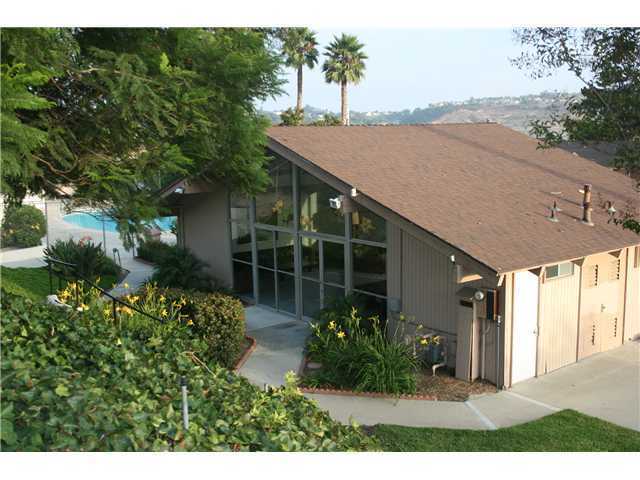 Building Photo - Upgraded End-Unit Townhome