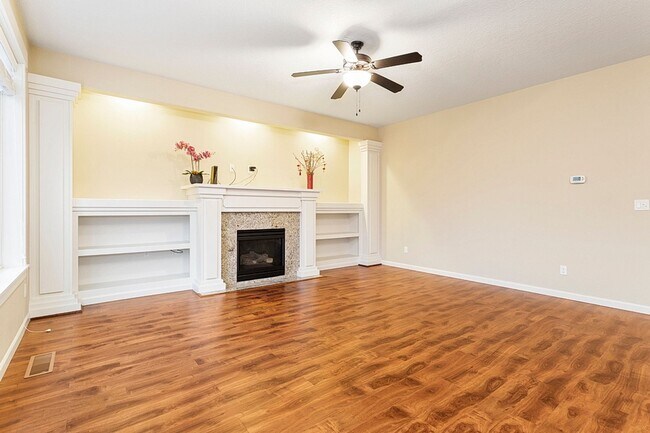 Building Photo - Excellent Condition Three Bedroom + Office, Fenced Backyard, Central AC