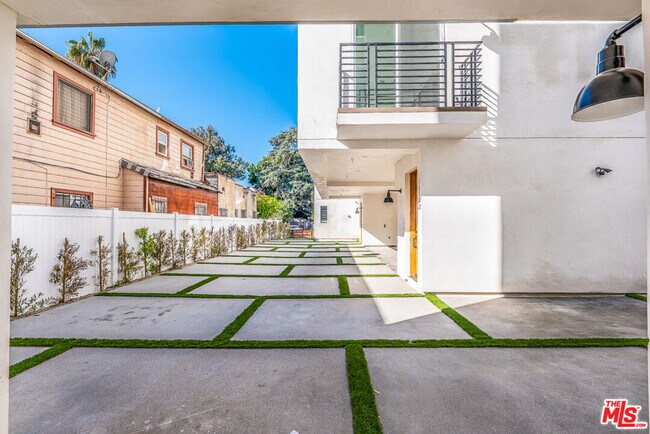 Building Photo - 1236 Beachwood Dr