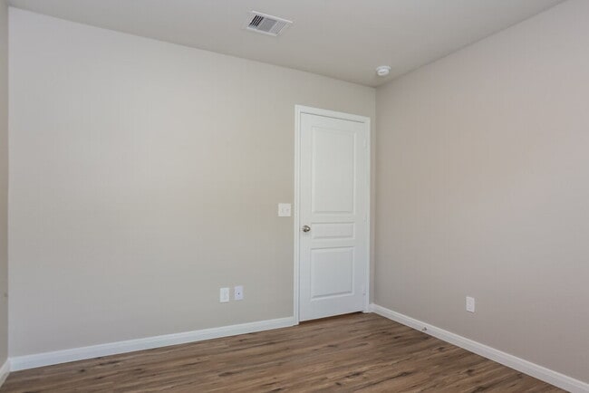 Building Photo - 6450 Dayridge Ln