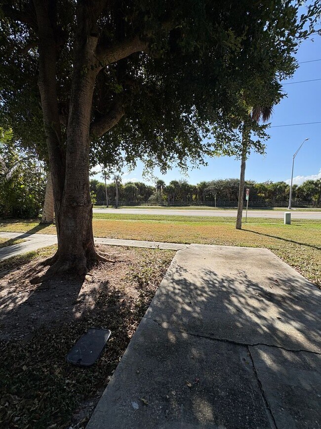 Building Photo - 914 Shorewinds Dr