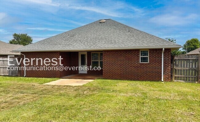 Building Photo - Charming Home with Fenced Yard and Attached Garage | Pet Friendly | Available Soon!