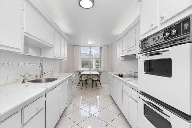 Building Photo - 2751 S Ocean Dr