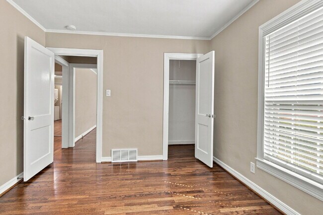 Building Photo - "Adorable 2-Bedroom, 1-Bath in Home with Beautiful Oak Floors, Spacious Yard and Lawn Service Inc...