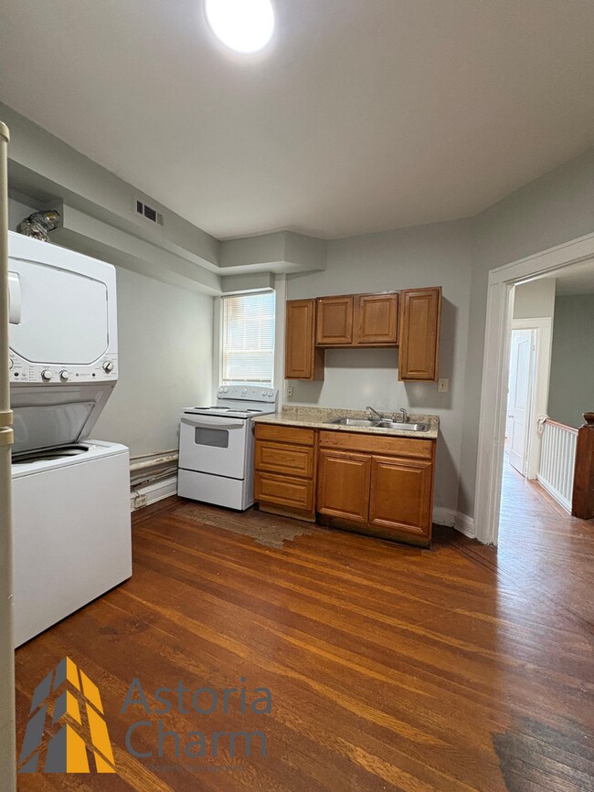 Building Photo - 2756 Pelham Ave