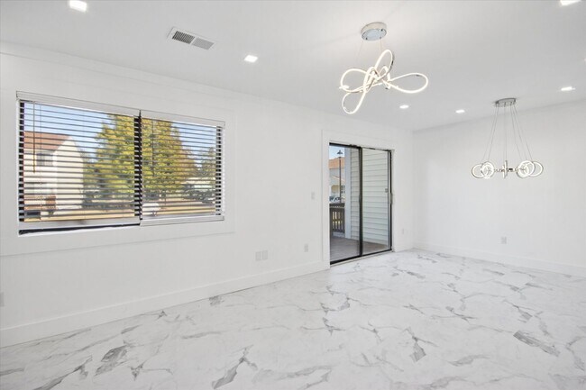 Building Photo - $200 RENT CREDIT | AVAILABLE NOW!