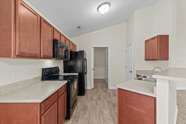 Building Photo - 3 Bedroom 2 Bathroom Home