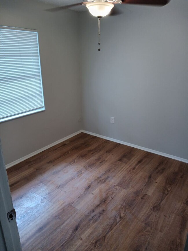 Building Photo - 1904 Honour Rd