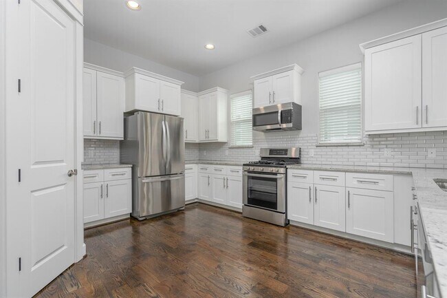 Building Photo - 312 W 28th St