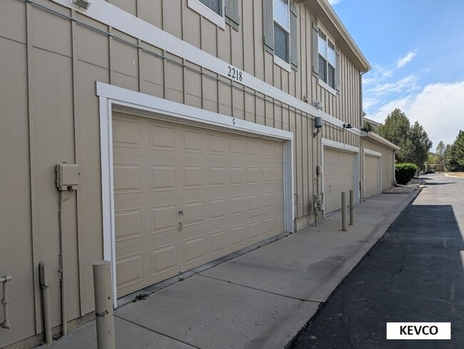 Building Photo - Bright Townhome Near Shopping and Food!