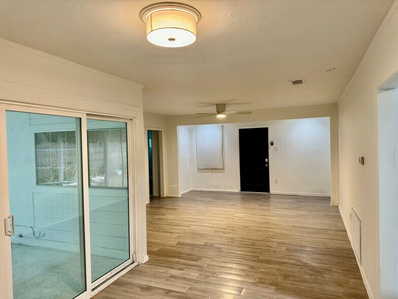 Dining - 3914 Ella Blvd