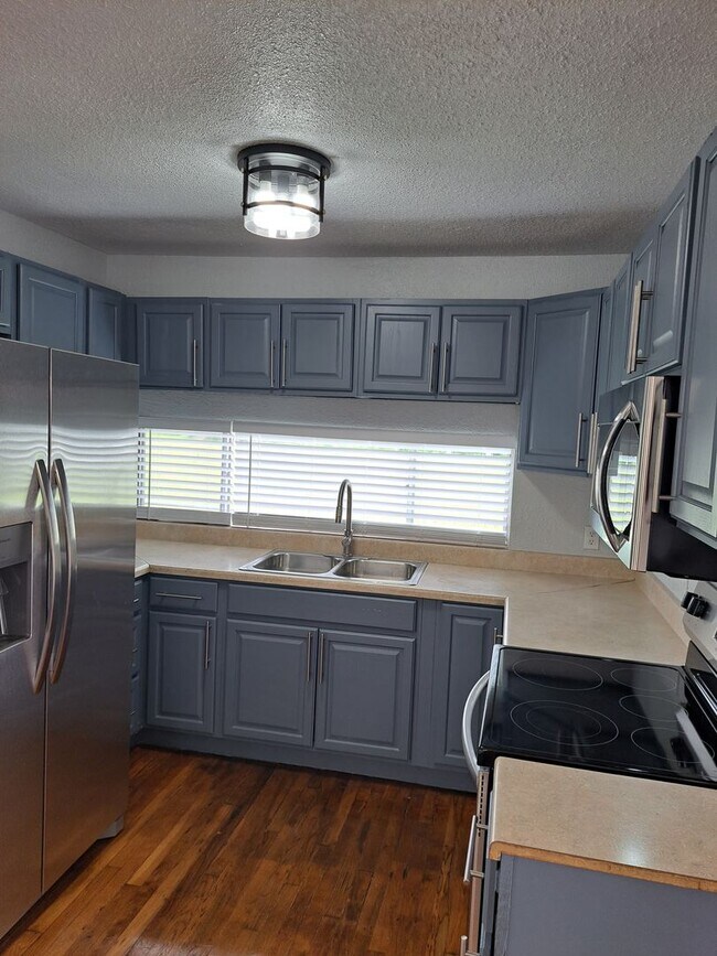 Building Photo - Stylish 4BR/2BA Home Near Port San Antonio...