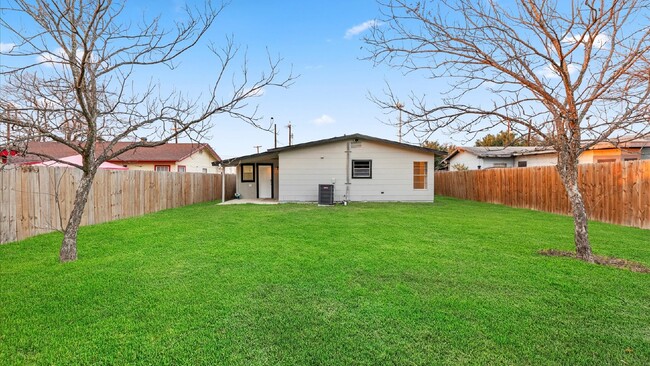 Building Photo - Charming Renovated Home with Huge Backyard!