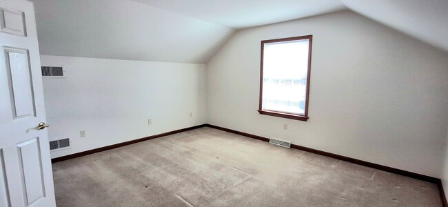 Building Photo - 3 Bedroom 4.5 Bathroom Available in Elizab...