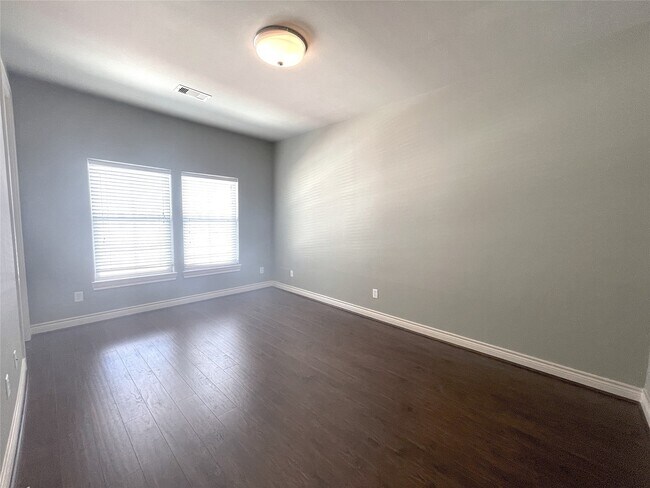 Building Photo - 3138 Pemberton Walk