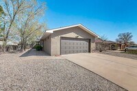 Building Photo - 699 Lakeview Cir SE
