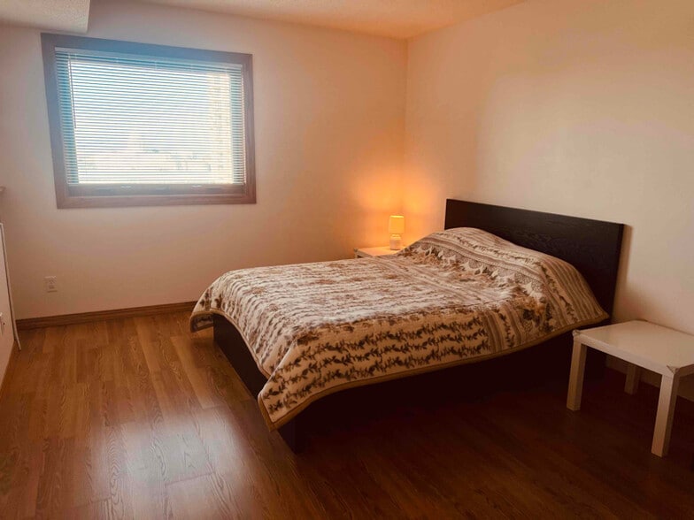 Building Photo - 66 9th St E