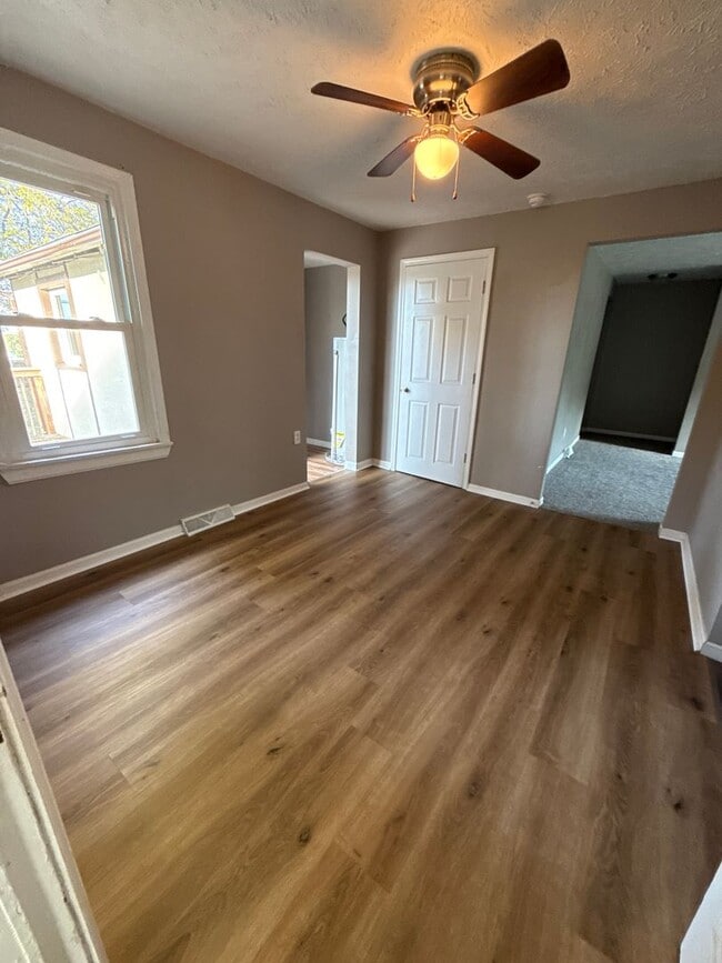 Building Photo - 5 bedroom 2 bathroom house