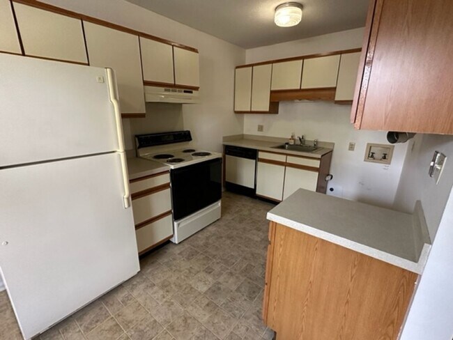 Building Photo - 3830 Country Club Rd