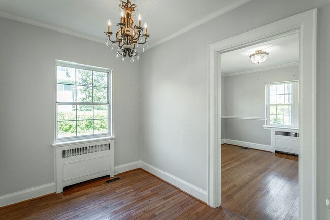 Building Photo - 3 Bedroom 2 Bath Classic