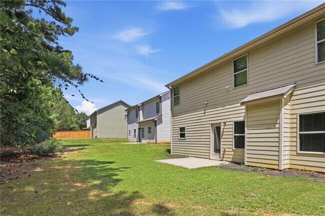 Building Photo - 906 Donington Cir SE