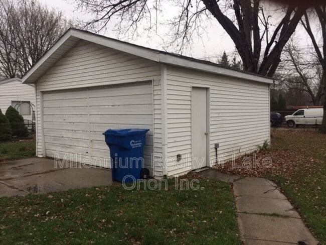 Building Photo - 11263 Edgemont Ave