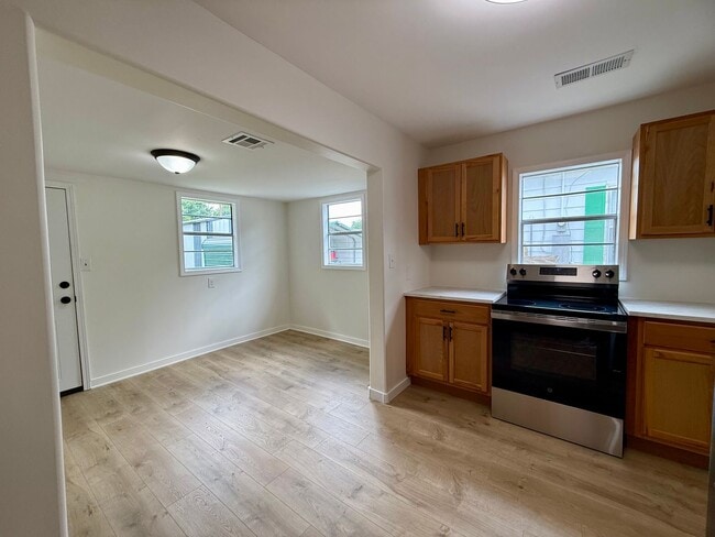 Building Photo - Fully Remodeled 3 Bedroom/1 Bathroom Home ...
