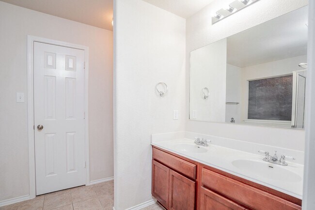 Building Photo - Beautiful 4/BR 2.5/BA Home with Incredible...
