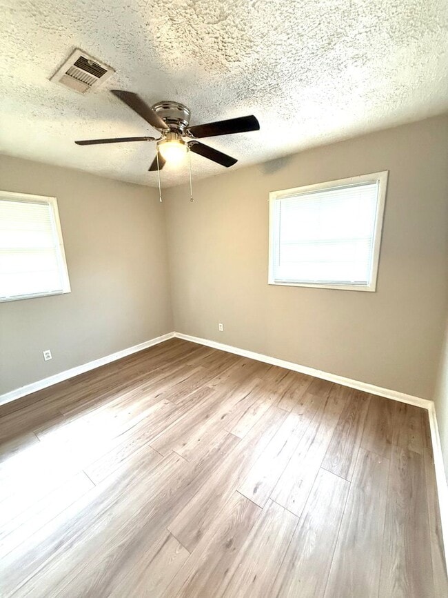 Building Photo - ** 3 bed 1 bath located in Boylston ** Call 334-366-9198 to schedule a self showing