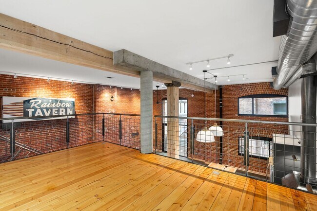 Building Photo - Gorgeous Fully Furnished Condo in Downtown...