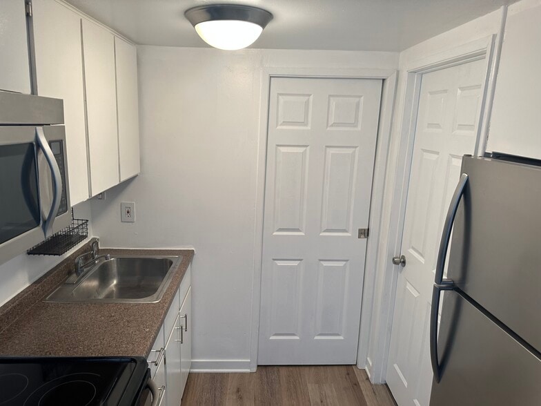 Building Photo - 8323 SE 62nd Ave