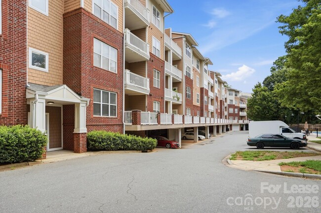 Building Photo - 1000 E Woodlawn Rd